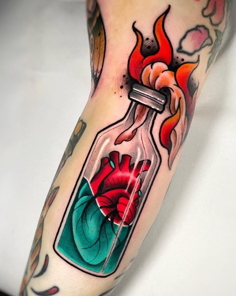 Tatuaje blackwork en pierna en Dida Tattoo Elche