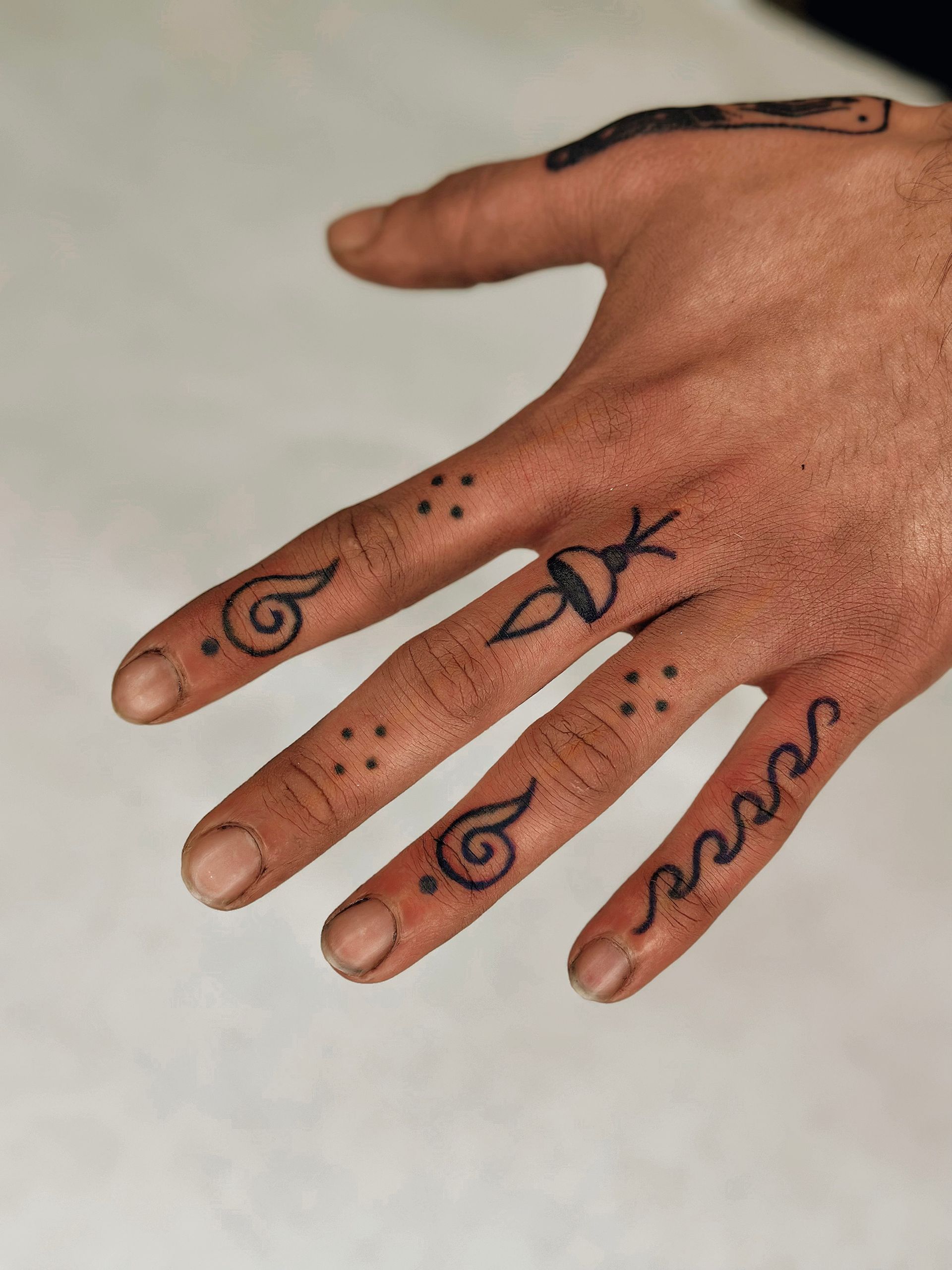 Tatuaje floral a color en Dida Tattoo Elche