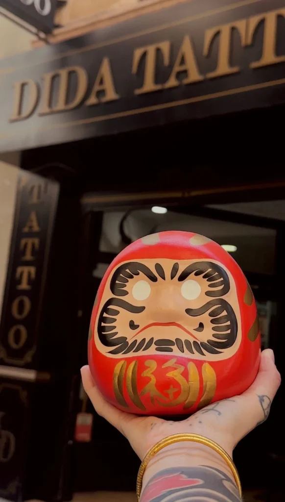 Daruma decorativo en el estudio Dida Tattoo Elche