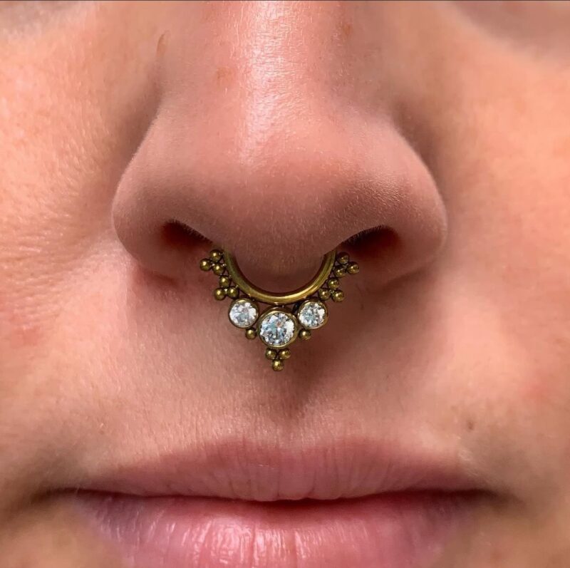 Piercing lobulo con joya personalizada en Dida Tattoo Elche