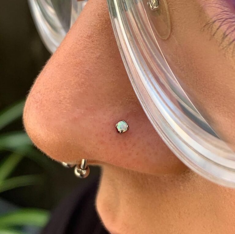 Piercing conch con titanio grado implante en Dida Tattoo Elche