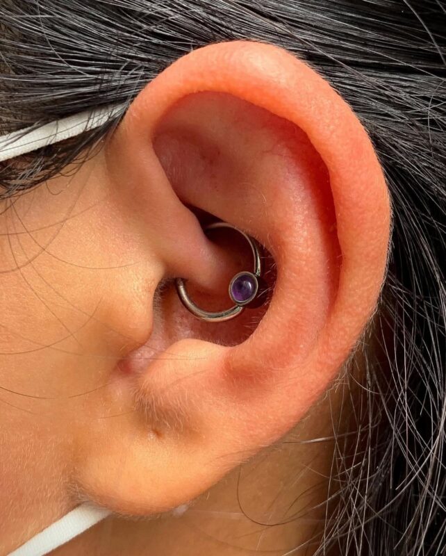 Piercing industrial en oreja en Dida Tattoo Elche