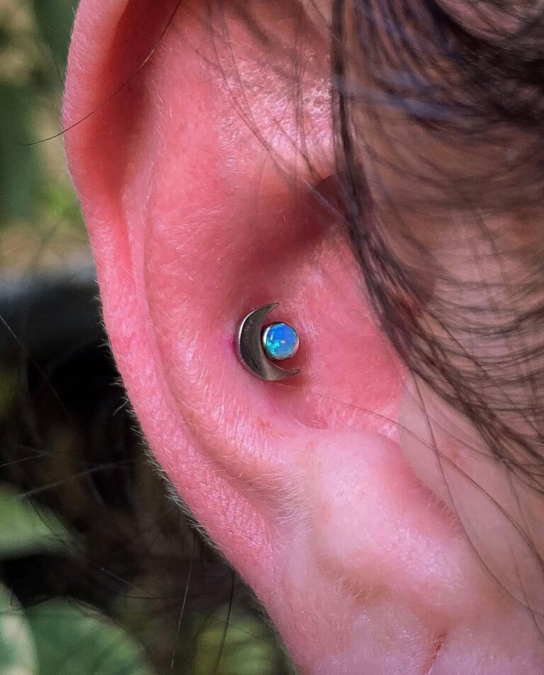 Piercing daith profesional en Dida Tattoo Elche