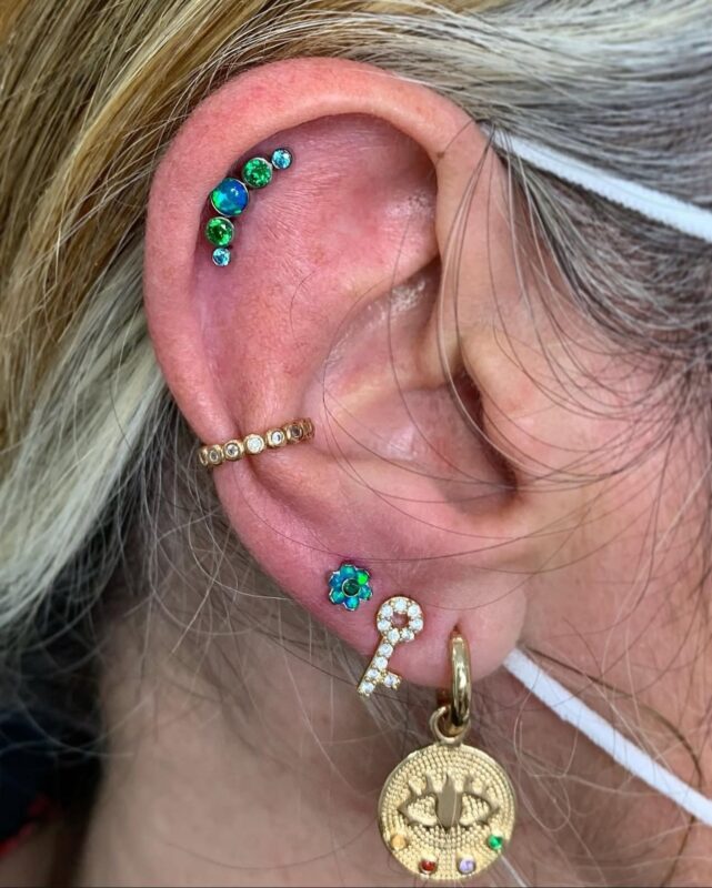 Piercing tragus con joya de titanio en Dida Tattoo Elche