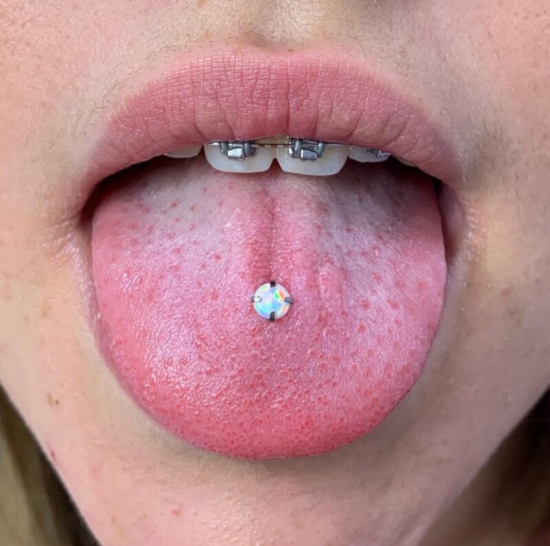 Piercing helix profesional con titanio en Dida Tattoo Elche