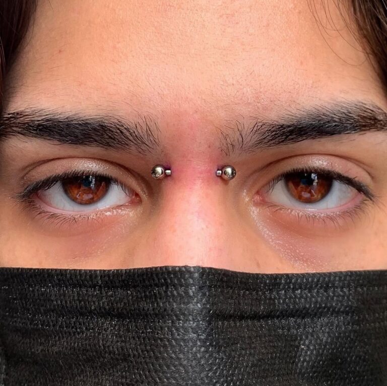 Piercing orbital con titanio en Dida Tattoo Elche