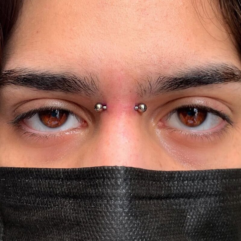 Piercing orbital con titanio en Dida Tattoo Elche