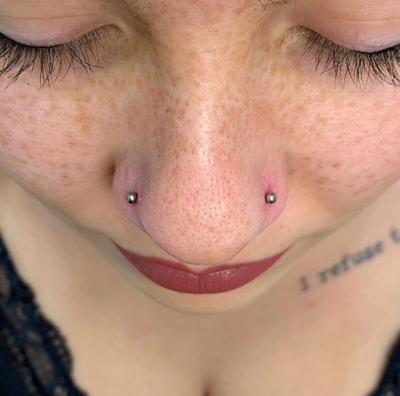 Composicion de piercings en oreja en Dida Tattoo Elche